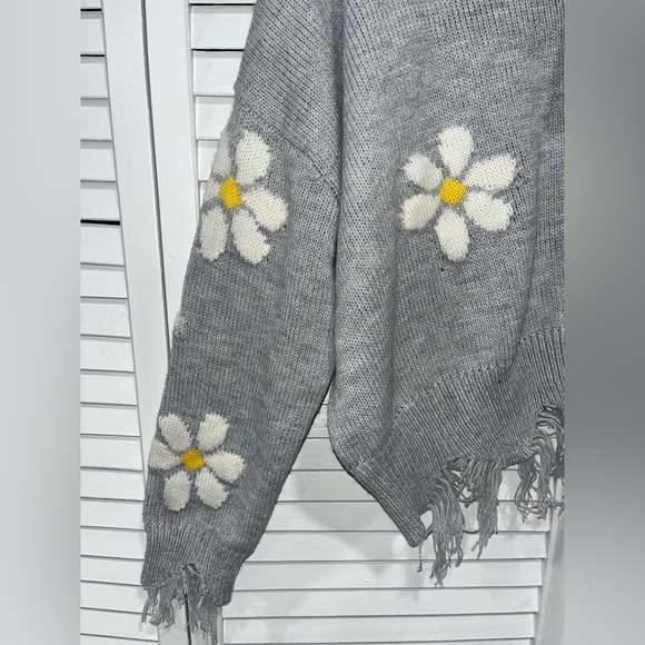 Forever21 Oversized Light Grey Daisy Destroyed Cropped Sweater NWT — Large - Picture 2 of 5